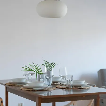 Spacious & Bright With Parking By Renters Апартаменты Познань