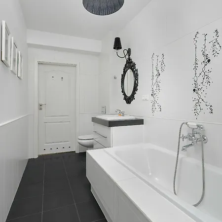 Spacious & Bright With Parking By Renters Познань