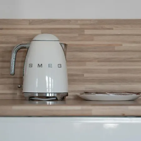 Spacious & Bright With Parking By Renters