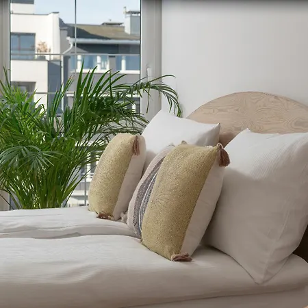 Spacious & Bright With Parking By Renters