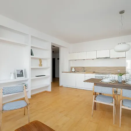 Spacious & Bright With Parking By Renters Познань