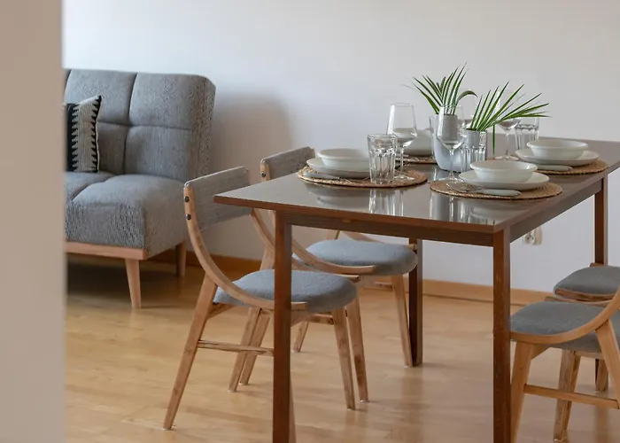 Apartment Spacious & Bright With Parking By Renters Posen