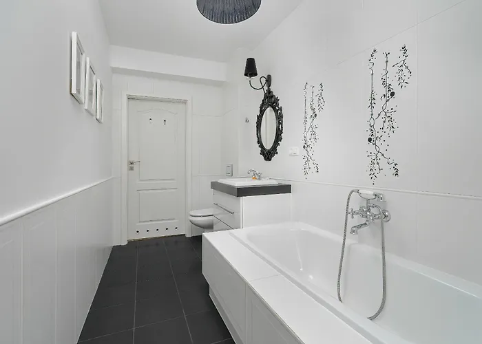 Spacious & Bright With Parking By Renters Posen