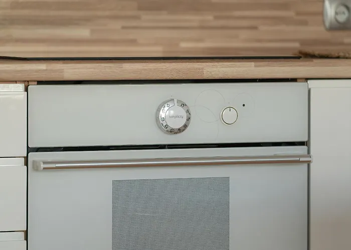 Spacious & Bright With Parking By Renters Posen