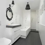 Spacious & Bright With Parking By Renters Lejlighed Poznań