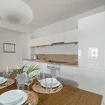Spacious & Bright With Parking By Renters Lejlighed Poznań