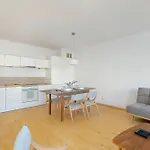 Spacious & Bright With Parking By Renters Lejlighed *