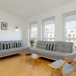 Lejlighed Spacious & Bright With Parking By Renters *