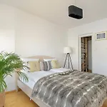 Spacious & Bright With Parking By Renters Lejlighed *