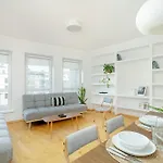Spacious & Bright With Parking By Renters Lejlighed *