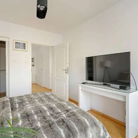 Spacious & Bright With Parking By Renters דירה *