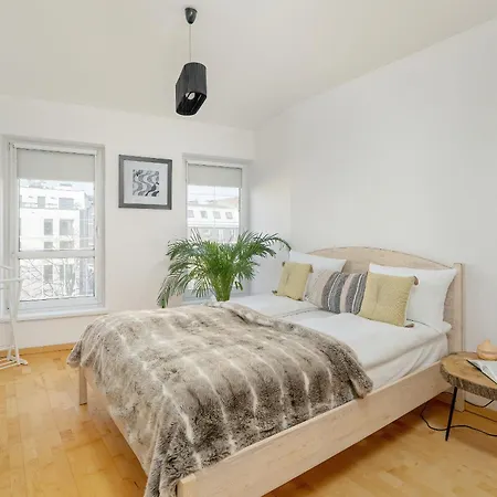 Spacious & Bright With Parking By Renters Poznań