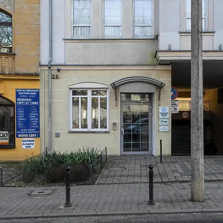 Spacious & Bright With Parking By Renters דירה