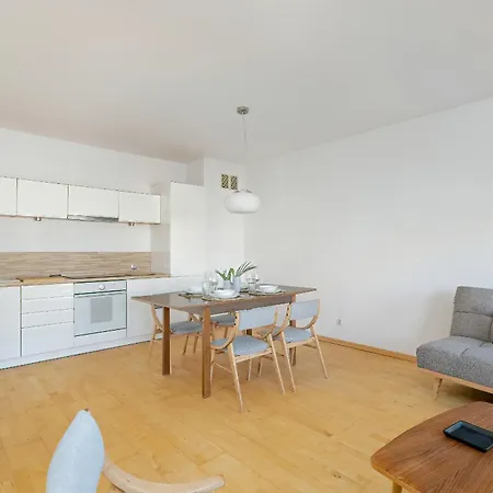 Spacious & Bright With Parking By Renters Διαμέρισμα *