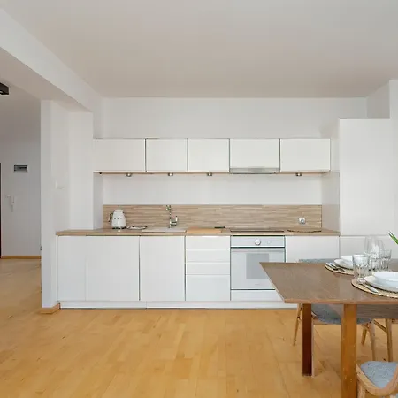 Spacious & Bright With Parking By Renters * Πόζναν