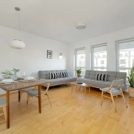 Spacious & Bright With Parking By Renters דירה *