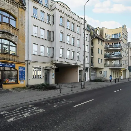 Spacious & Bright With Parking By Renters *