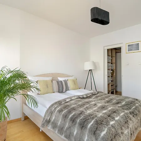 Spacious & Bright With Parking By Renters Lägenhet *