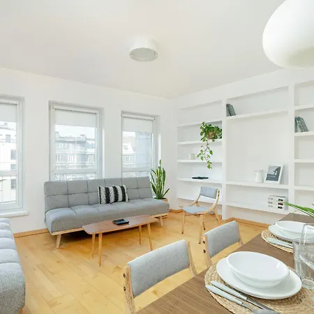 Spacious & Bright With Parking By Renters Lägenhet *