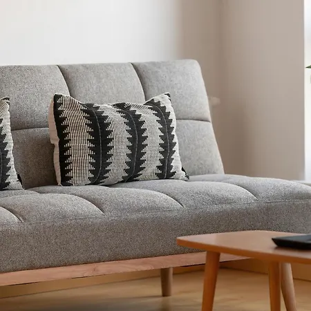 Spacious & Bright With Parking By Renters Lägenhet *