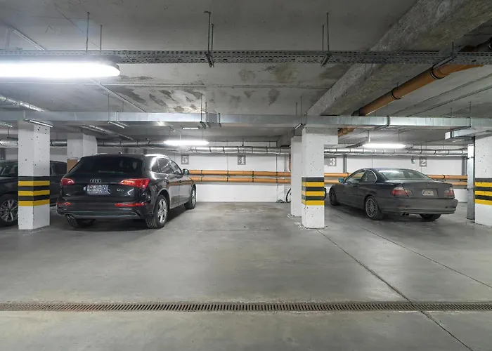 Spacious & Bright With Parking By Renters *