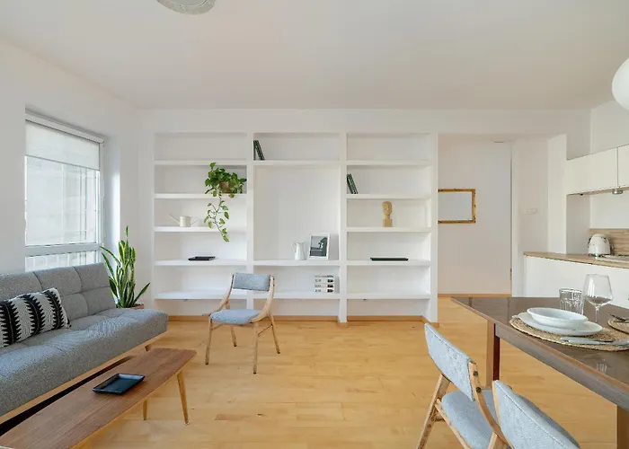 Spacious & Bright With Parking By Renters