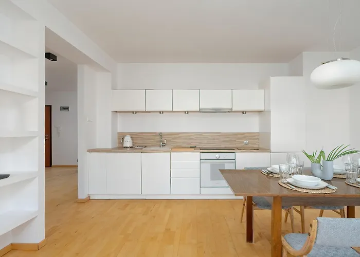 Spacious & Bright With Parking By Renters * Poznan
