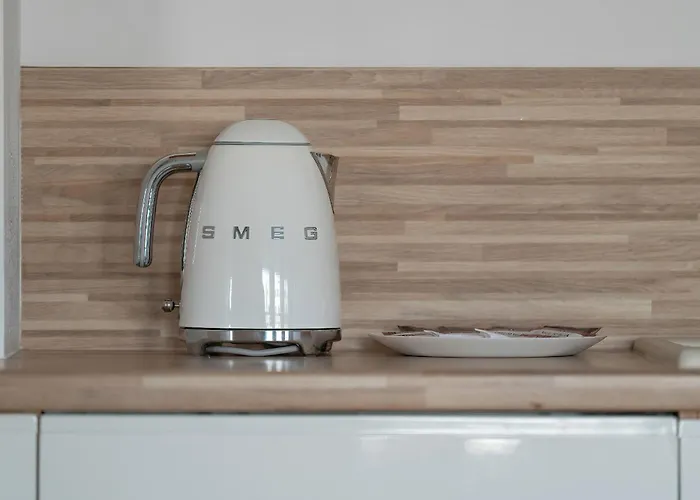 Spacious & Bright With Parking By Renters