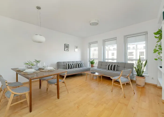 Spacious & Bright With Parking By Renters דירה *